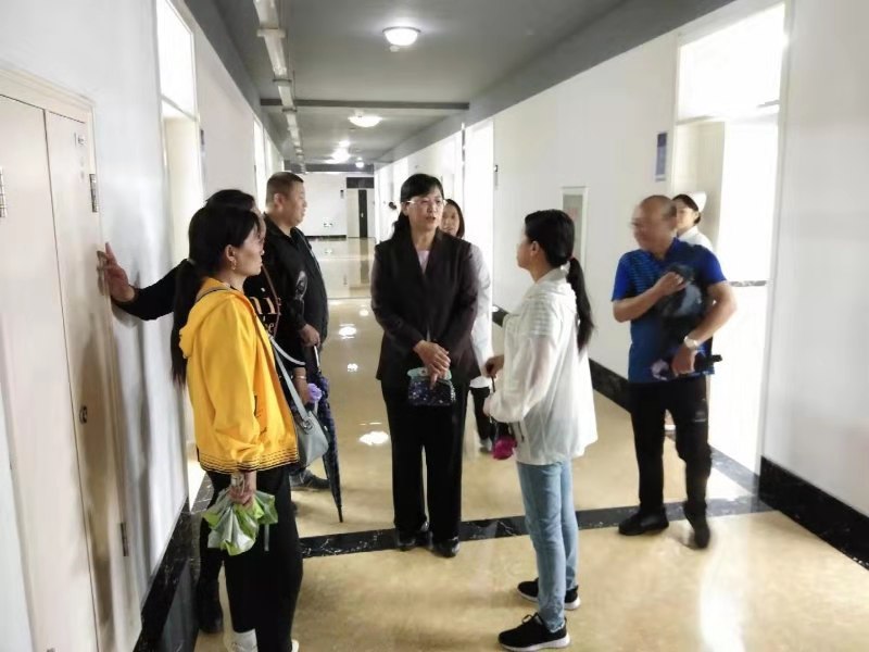 醫(yī)學(xué)技術(shù)學(xué)院組織新生家長(zhǎng)參觀醫(yī)學(xué)實(shí)訓(xùn)大樓 醫(yī)學(xué)技術(shù)學(xué)院組織新生家長(zhǎng)參觀醫(yī)學(xué)實(shí)訓(xùn)大樓