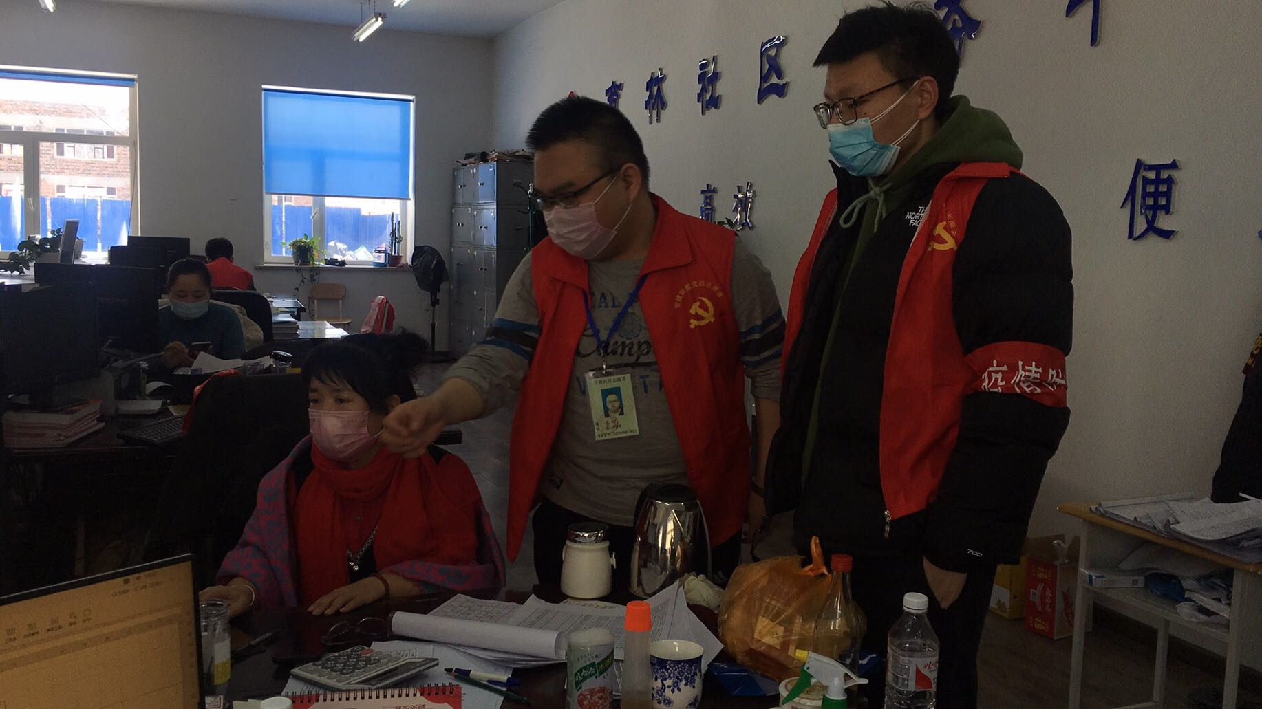 大學(xué)生志愿者勇?lián)?dāng)__為疫情防控貢獻(xiàn)青春力量