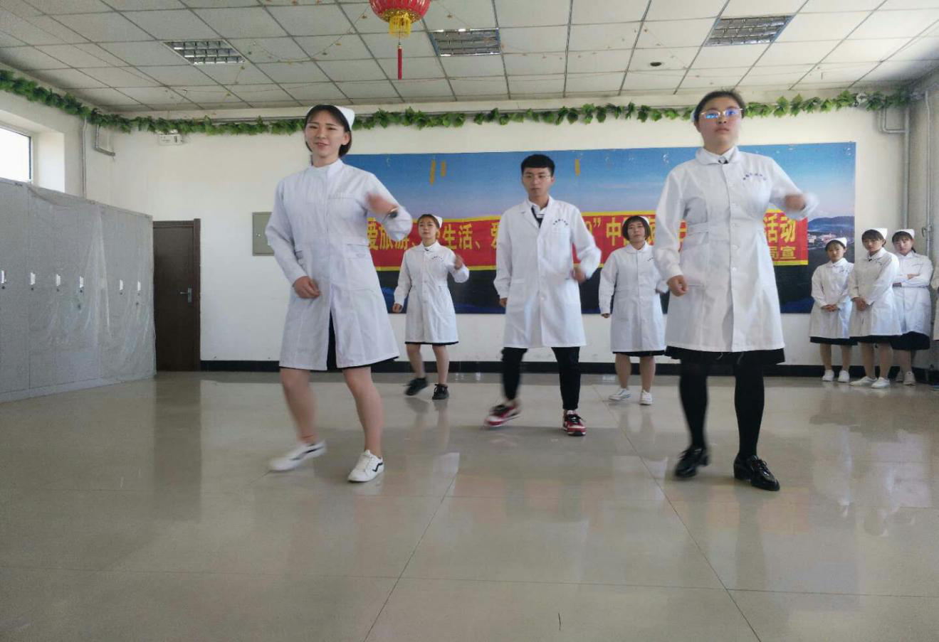 醫(yī)學技術(shù)學院涉外護理班開展“用行動給予關(guān)懷、用服務(wù)獻予愛心”主題公益活動