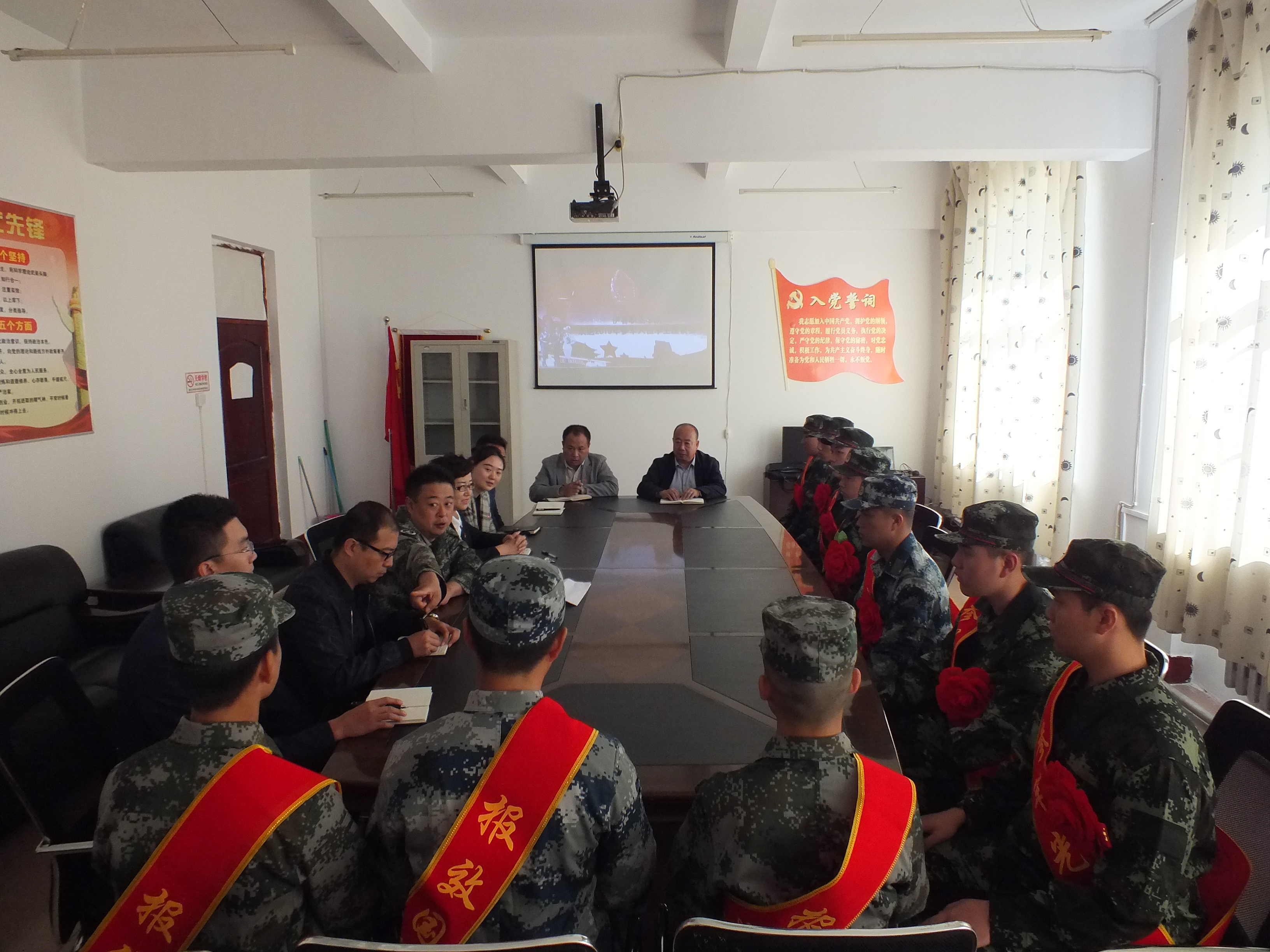 我校舉行2019年入伍大學(xué)生座談會