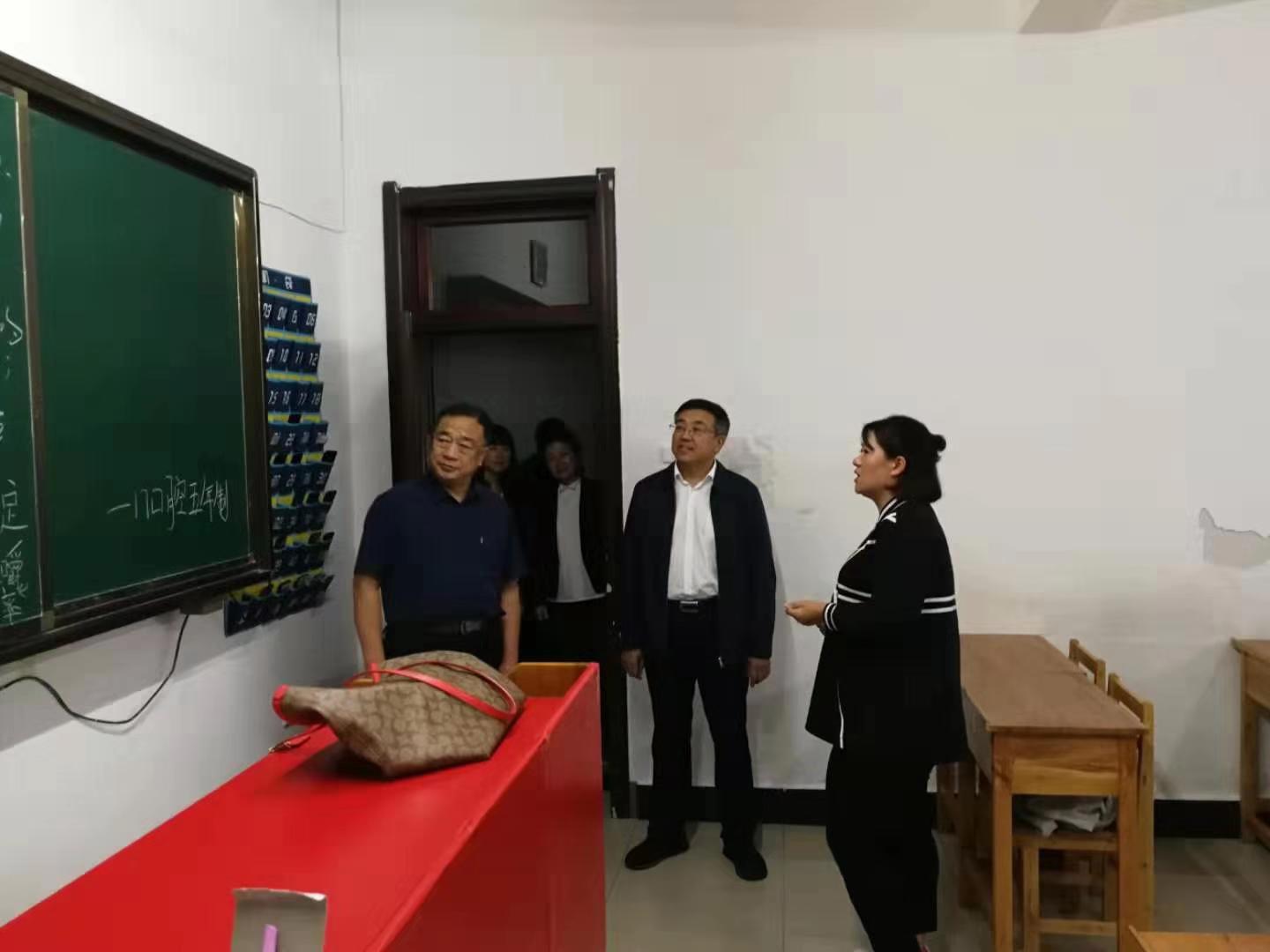 學(xué)校領(lǐng)導(dǎo)深入學(xué)生一線走訪慰問 學(xué)校領(lǐng)導(dǎo)深入學(xué)生一線走訪慰問