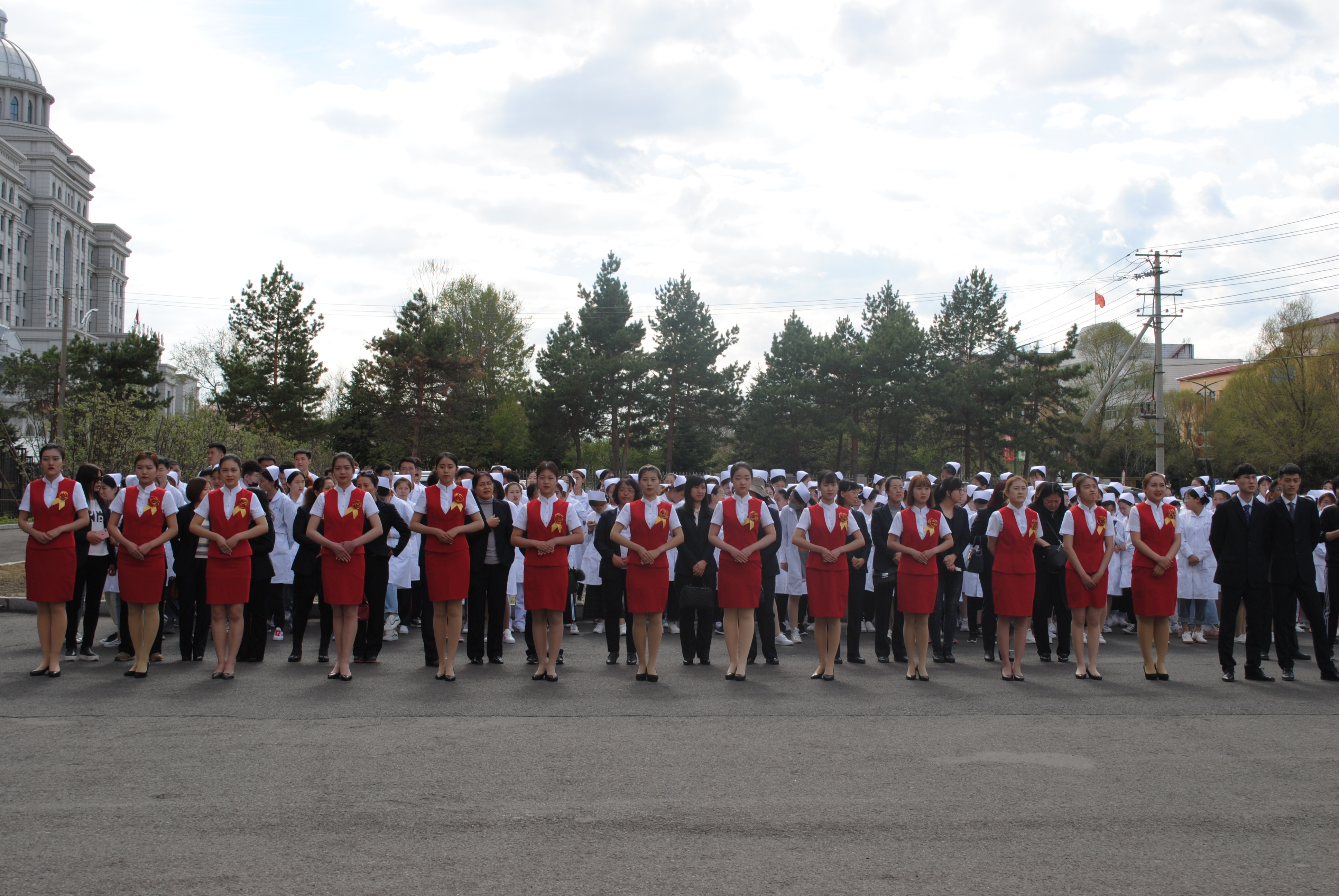 “快閃”之航空、高鐵專業(yè)學(xué)生形象禮儀展示