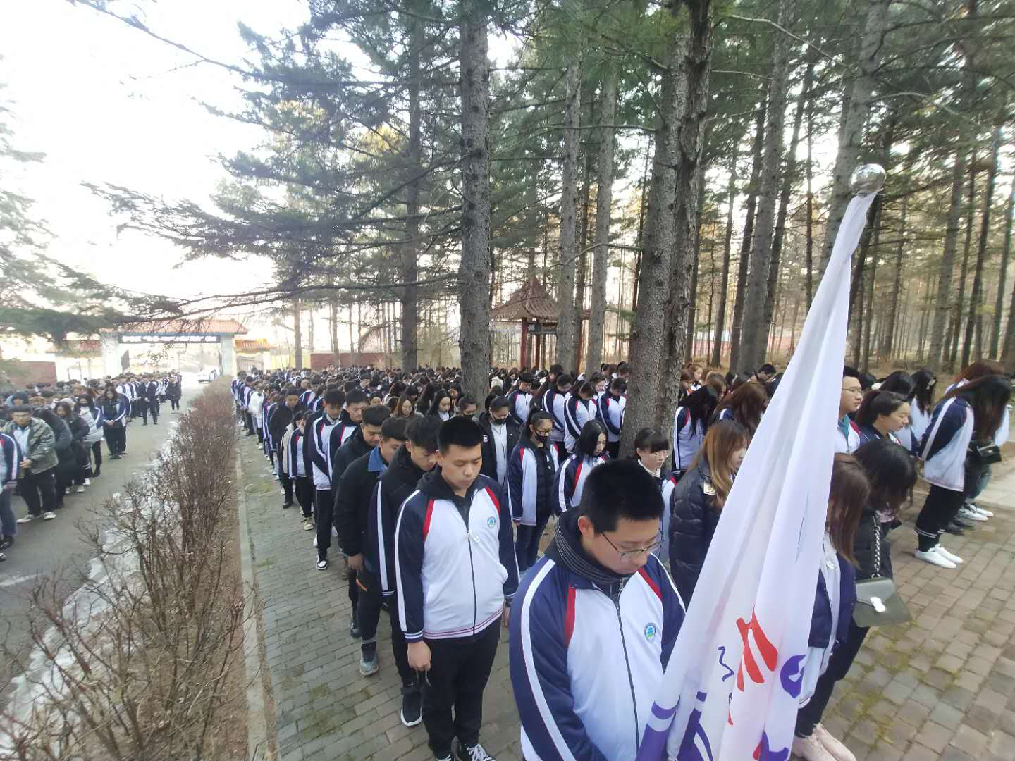 緬懷革命先烈,弘揚革命精神------醫(yī)學技術學院開展清明節(jié)烈士掃墓活動 緬懷革命先烈,弘揚革命精神------醫(yī)學技術學院開展清明節(jié)烈士掃墓活動