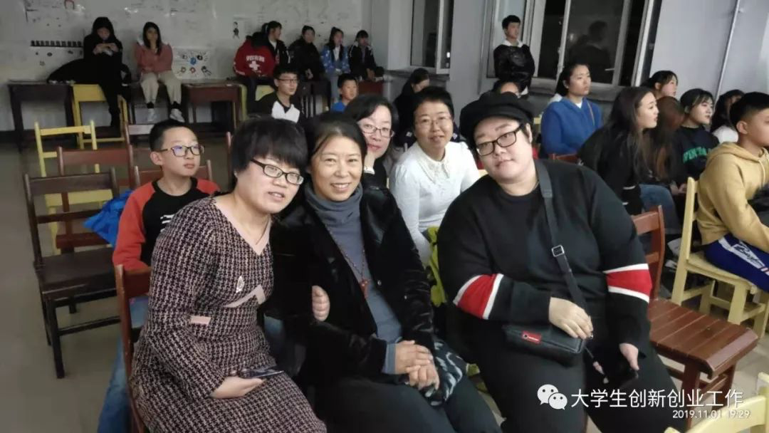 “人民藝術(shù)團(tuán)”民謠專場(chǎng)匯報(bào)演出彰顯青春風(fēng)采