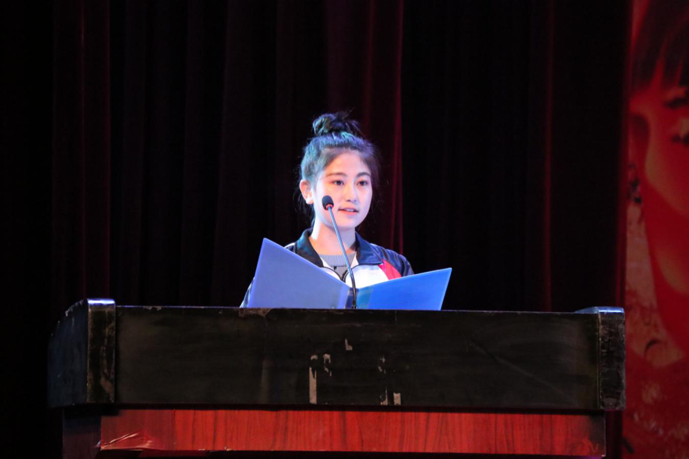 學(xué)院舉行慶祝新中國成立70周年文藝演出暨開學(xué)典禮、教師節(jié)表彰大會
