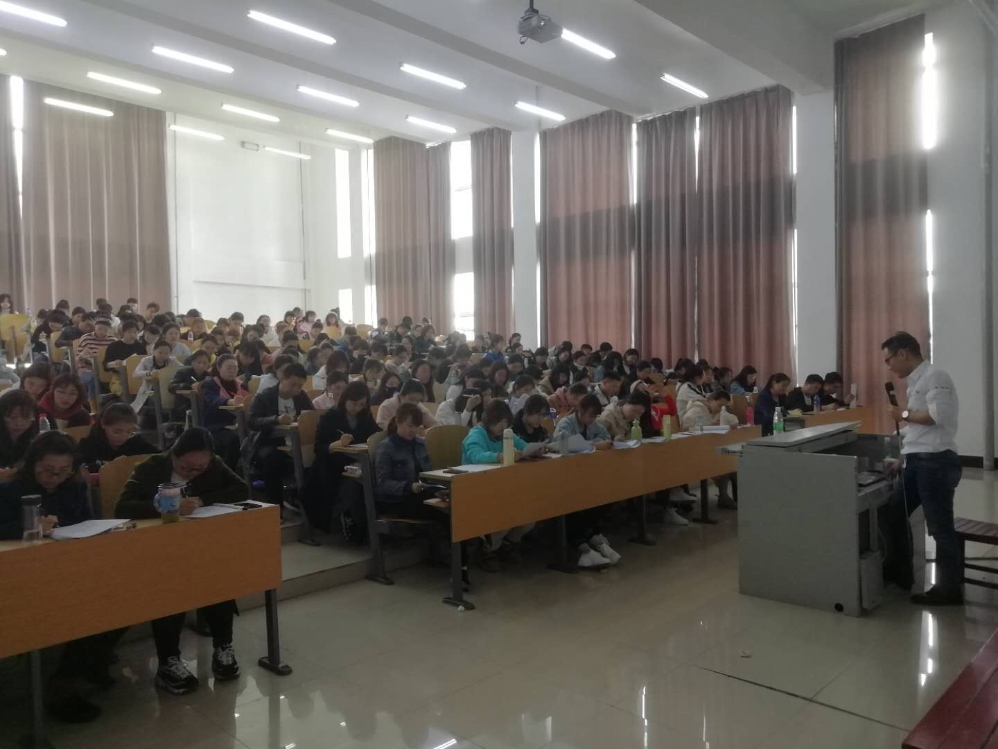 醫(yī)學(xué)技術(shù)學(xué)院邀請護考專家關(guān)永俊為學(xué)生講解護考知識 醫(yī)學(xué)技術(shù)學(xué)院邀請護考專家關(guān)永俊為學(xué)生講解護考知識