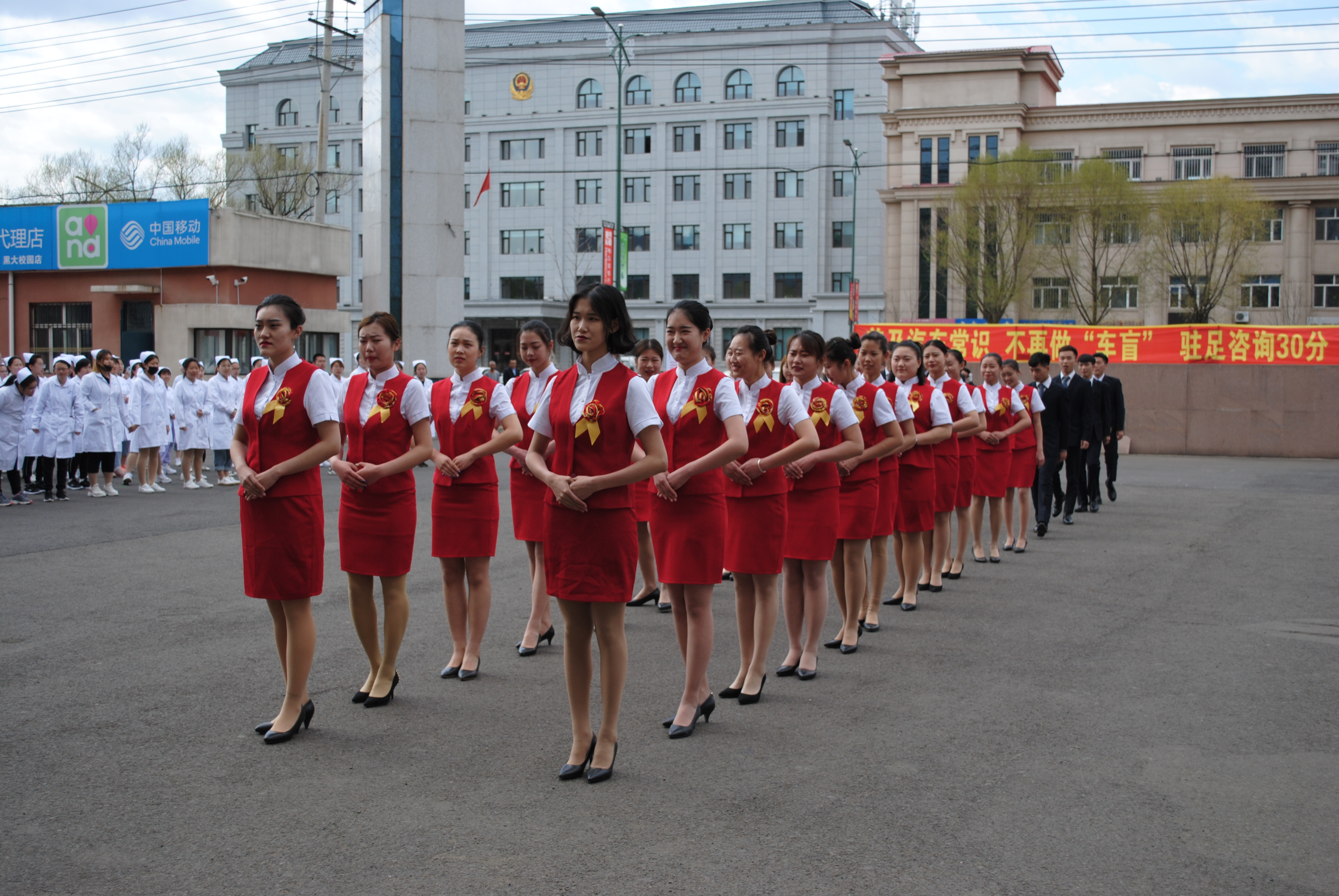 “快閃”之航空、高鐵專業(yè)學(xué)生形象禮儀展示
