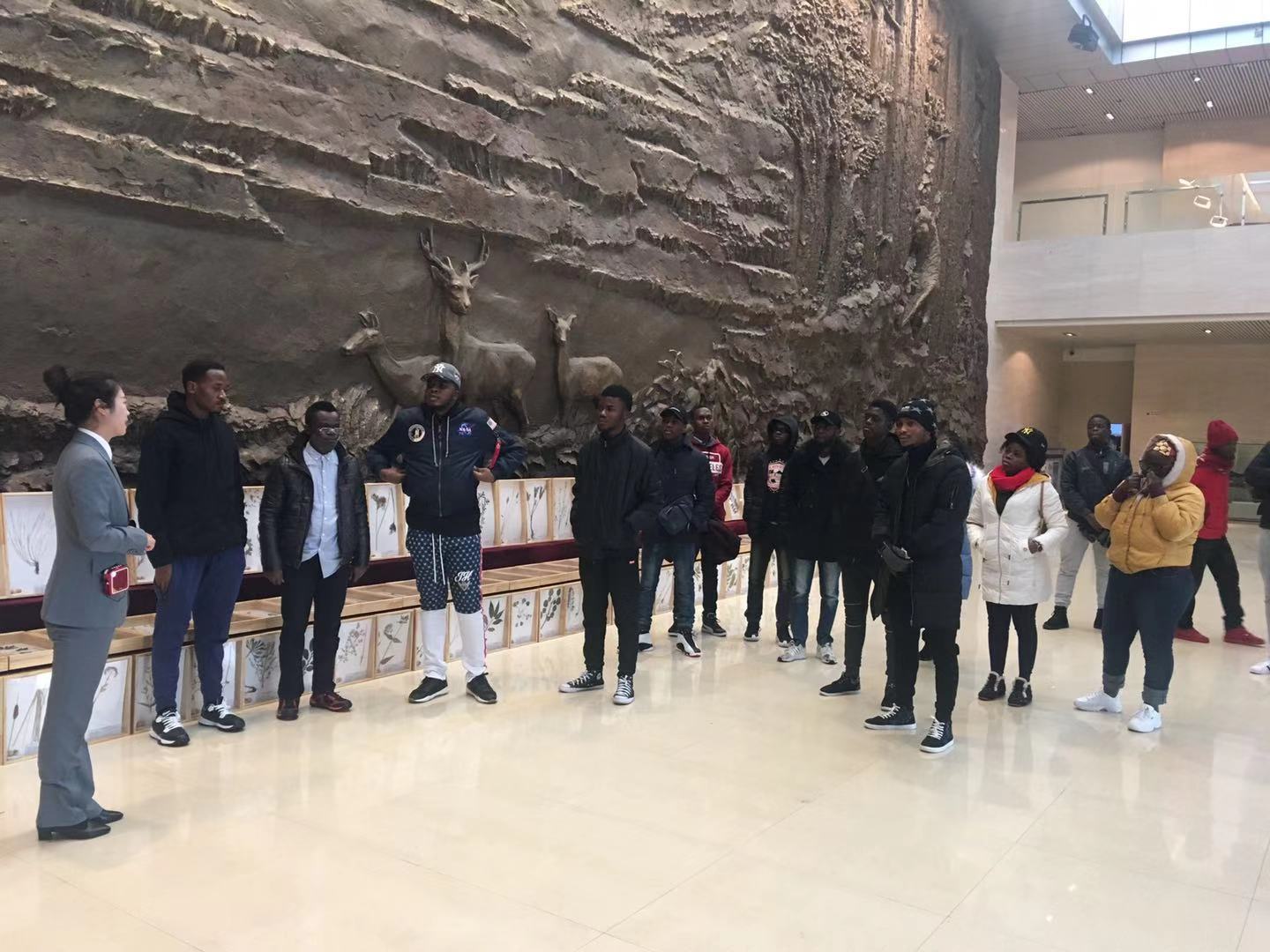 開啟文化之旅，領(lǐng)略林城之美——記我校留學生參觀伊春森林博物館