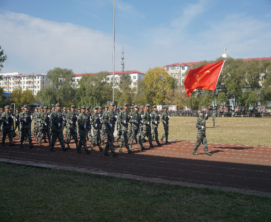 我校舉行2018級(jí)新生軍訓(xùn)匯報(bào)暨總結(jié)表彰大會(huì)