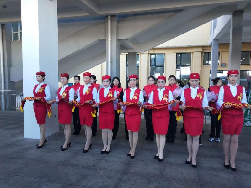 我院學(xué)生為“生態(tài)旅游·伊春號(hào)”旅游文化列車開行儀式提供志愿禮儀服務(wù) 我院學(xué)生為“生態(tài)旅游·伊春號(hào)”旅游文化列車開行儀式提供志愿禮儀服務(wù)