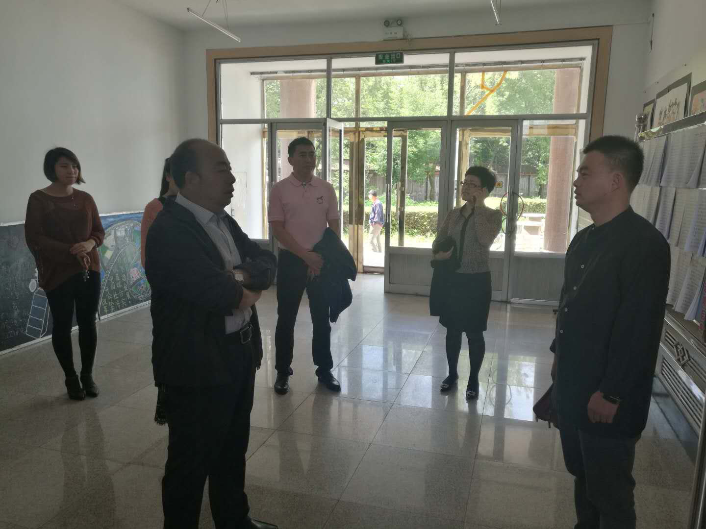 學(xué)校領(lǐng)導(dǎo)檢查學(xué)生返校情況