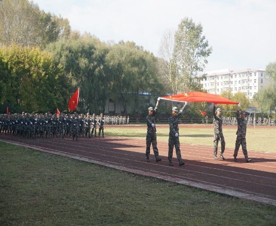 我校舉行2018級(jí)新生軍訓(xùn)匯報(bào)暨總結(jié)表彰大會(huì)