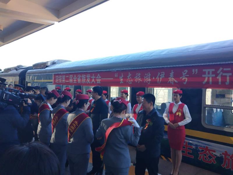 我院學(xué)生為“生態(tài)旅游·伊春號(hào)”旅游文化列車開行儀式提供志愿禮儀服務(wù) 我院學(xué)生為“生態(tài)旅游·伊春號(hào)”旅游文化列車開行儀式提供志愿禮儀服務(wù)