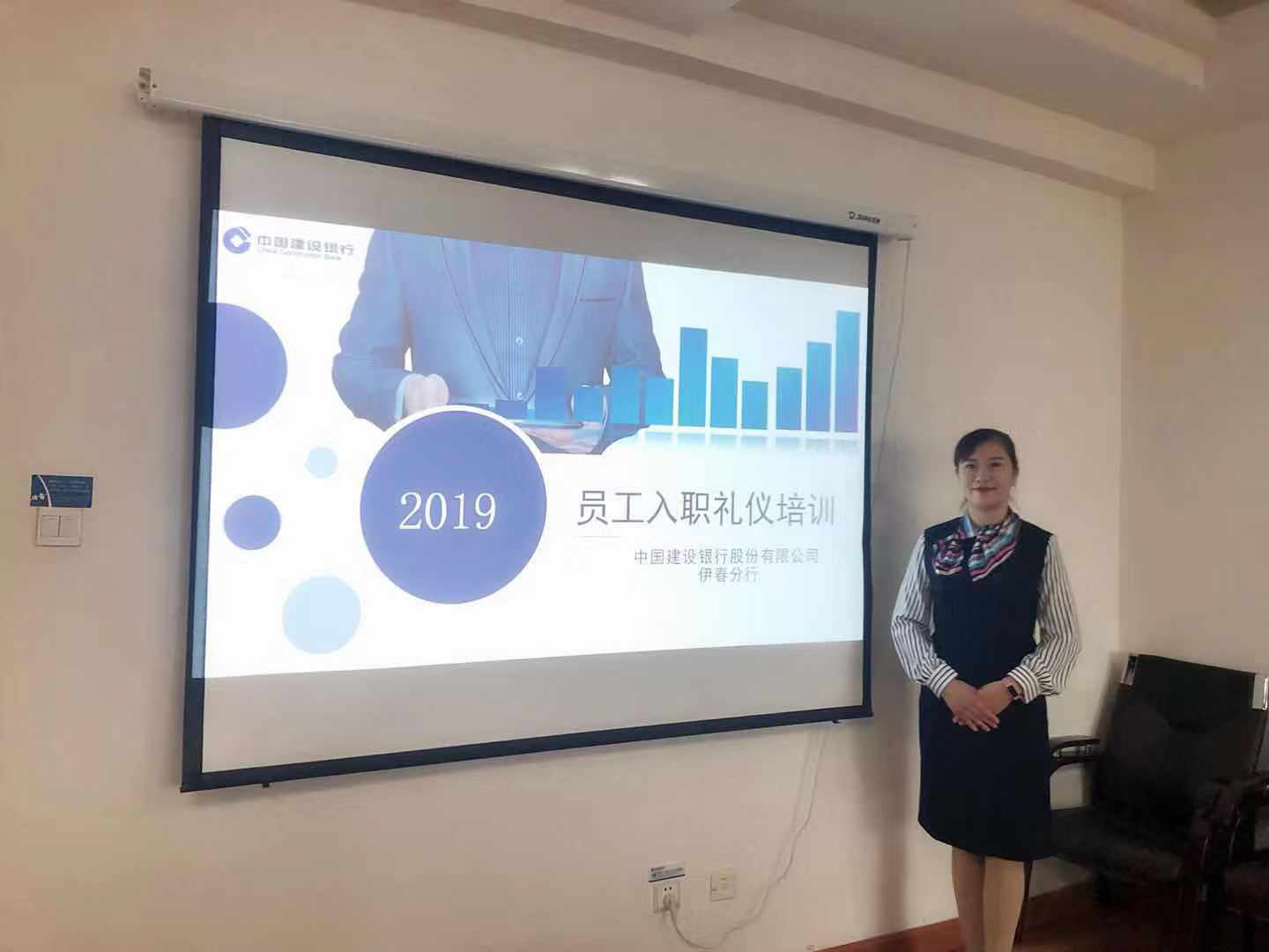 我院禮儀教師為銀行、稅務(wù)等窗口單位進行禮儀培訓(xùn) 我院禮儀教師為銀行、稅務(wù)等窗口單位進行禮儀培訓(xùn)