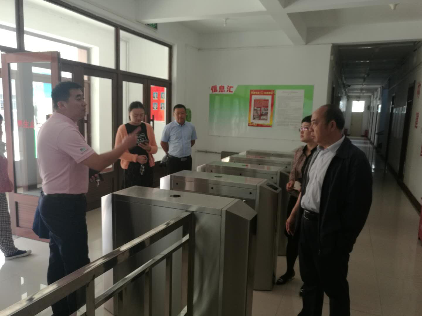 學(xué)校領(lǐng)導(dǎo)檢查學(xué)生返校情況