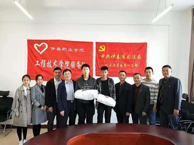 司法獻(xiàn)愛心_溫暖校園行